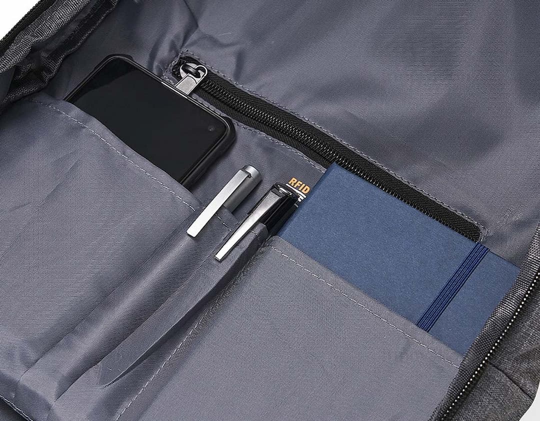 Mochila de poliéster preta com design vintage, possui bloqueador RFID para proteção de seus pertences pessoais. Ideal para viagens de negócios ou compras, seu estilo elegante e moderno combina com qualquer roupa casual ou de escritório. Feita de couro e tecido de alta qualidade, essa mochila possui diversos compartimentos e bolsos para armazenamento de objetos pessoais e acessórios. Alça resistente e fecho com zíper para maior segurança. Perfeita para quem busca praticidade, estilo e segurança em um único produto.