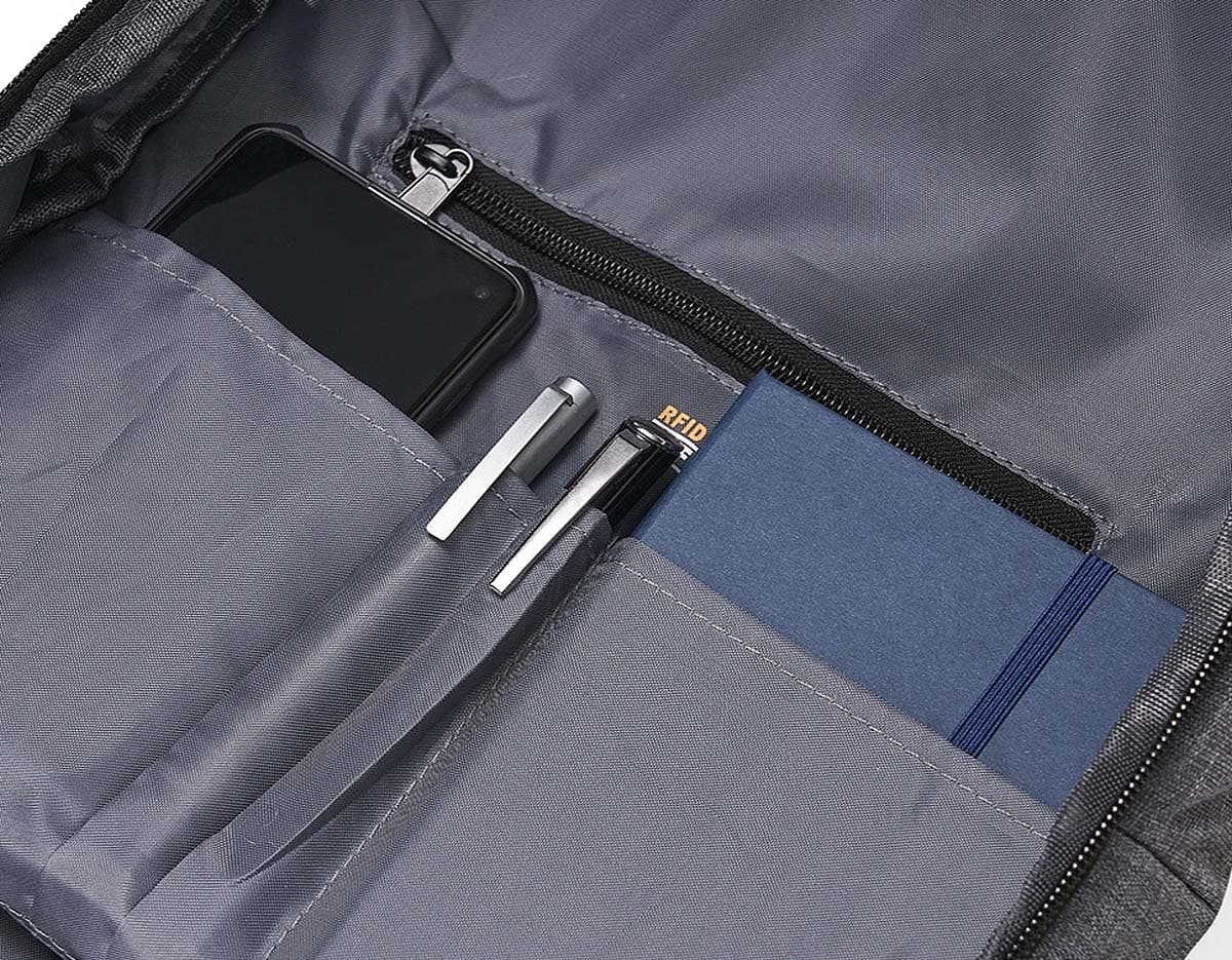 Mochila de poliéster preta com design vintage, possui bloqueador RFID para proteção de seus pertences pessoais. Ideal para viagens de negócios ou compras, seu estilo elegante e moderno combina com qualquer roupa casual ou de escritório. Feita de couro e tecido de alta qualidade, essa mochila possui diversos compartimentos e bolsos para armazenamento de objetos pessoais e acessórios. Alça resistente e fecho com zíper para maior segurança. Perfeita para quem busca praticidade, estilo e segurança em um único produto.