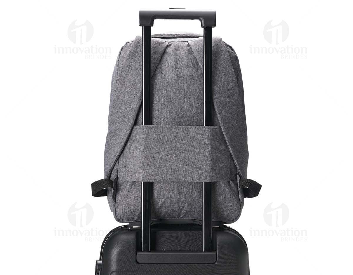 Mochila de poliéster preta com design vintage, possui bloqueador RFID para proteção de seus pertences pessoais. Ideal para viagens de negócios ou compras, seu estilo elegante e moderno combina com qualquer roupa casual ou de escritório. Feita de couro e tecido de alta qualidade, essa mochila possui diversos compartimentos e bolsos para armazenamento de objetos pessoais e acessórios. Alça resistente e fecho com zíper para maior segurança. Perfeita para quem busca praticidade, estilo e segurança em um único produto.
