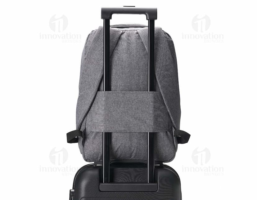 Mochila de poliéster preta com design vintage, possui bloqueador RFID para proteção de seus pertences pessoais. Ideal para viagens de negócios ou compras, seu estilo elegante e moderno combina com qualquer roupa casual ou de escritório. Feita de couro e tecido de alta qualidade, essa mochila possui diversos compartimentos e bolsos para armazenamento de objetos pessoais e acessórios. Alça resistente e fecho com zíper para maior segurança. Perfeita para quem busca praticidade, estilo e segurança em um único produto.