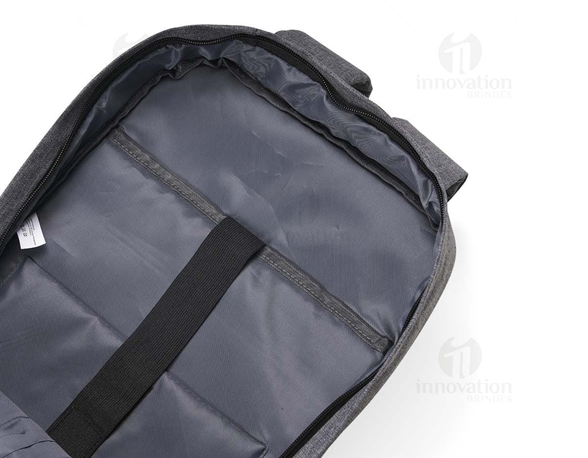 Mochila de poliéster preta com design vintage, possui bloqueador RFID para proteção de seus pertences pessoais. Ideal para viagens de negócios ou compras, seu estilo elegante e moderno combina com qualquer roupa casual ou de escritório. Feita de couro e tecido de alta qualidade, essa mochila possui diversos compartimentos e bolsos para armazenamento de objetos pessoais e acessórios. Alça resistente e fecho com zíper para maior segurança. Perfeita para quem busca praticidade, estilo e segurança em um único produto.