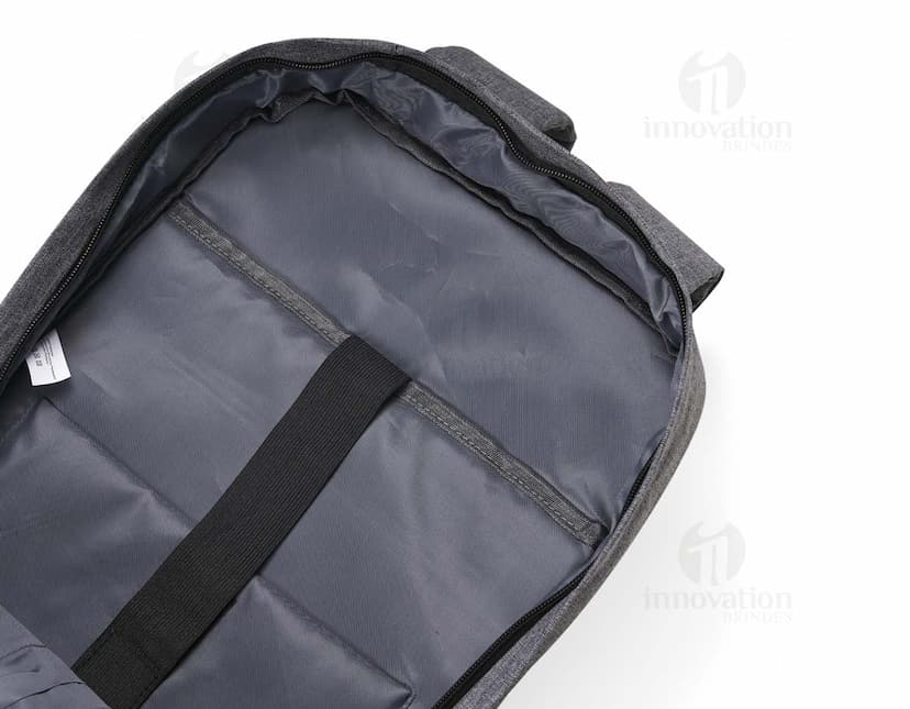 Mochila de poliéster preta com design vintage, possui bloqueador RFID para proteção de seus pertences pessoais. Ideal para viagens de negócios ou compras, seu estilo elegante e moderno combina com qualquer roupa casual ou de escritório. Feita de couro e tecido de alta qualidade, essa mochila possui diversos compartimentos e bolsos para armazenamento de objetos pessoais e acessórios. Alça resistente e fecho com zíper para maior segurança. Perfeita para quem busca praticidade, estilo e segurança em um único produto.