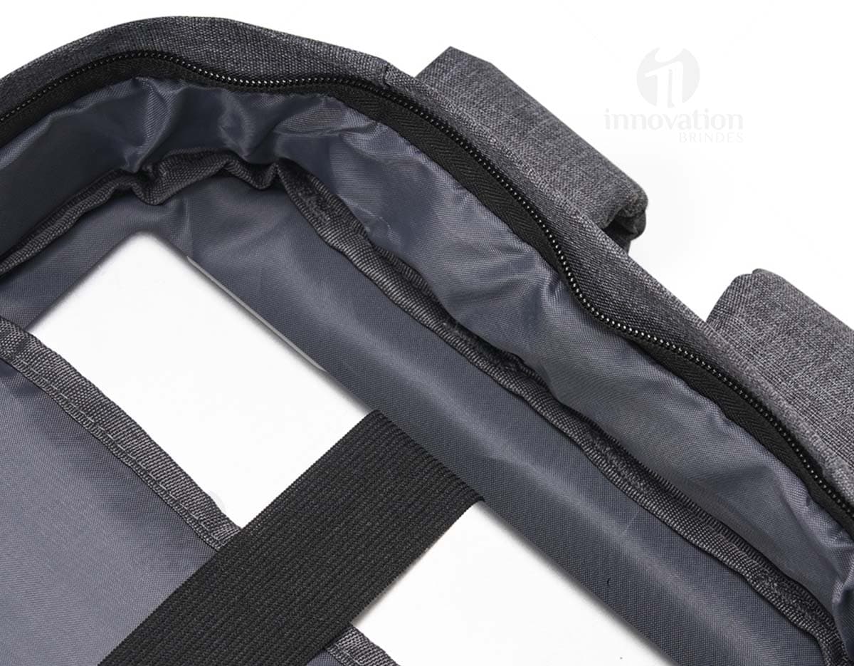 Mochila de poliéster preta com design vintage, possui bloqueador RFID para proteção de seus pertences pessoais. Ideal para viagens de negócios ou compras, seu estilo elegante e moderno combina com qualquer roupa casual ou de escritório. Feita de couro e tecido de alta qualidade, essa mochila possui diversos compartimentos e bolsos para armazenamento de objetos pessoais e acessórios. Alça resistente e fecho com zíper para maior segurança. Perfeita para quem busca praticidade, estilo e segurança em um único produto.