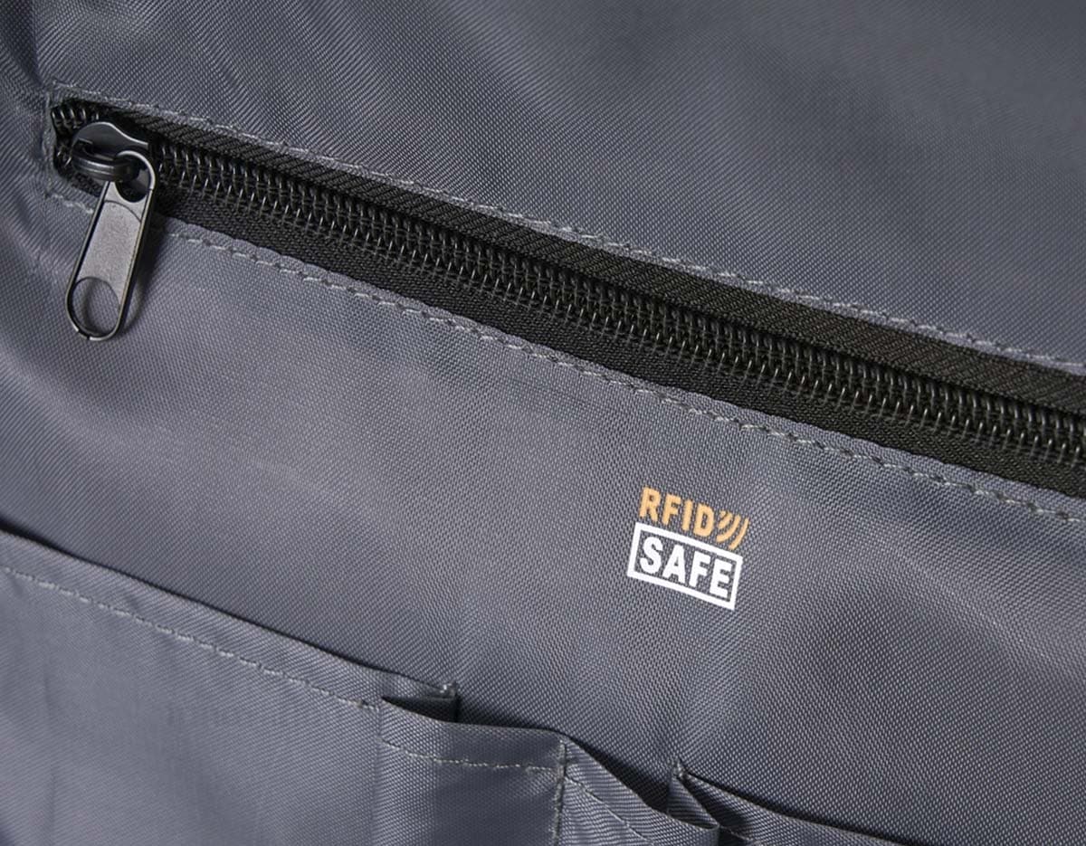 Mochila de poliéster preta com design vintage, possui bloqueador RFID para proteção de seus pertences pessoais. Ideal para viagens de negócios ou compras, seu estilo elegante e moderno combina com qualquer roupa casual ou de escritório. Feita de couro e tecido de alta qualidade, essa mochila possui diversos compartimentos e bolsos para armazenamento de objetos pessoais e acessórios. Alça resistente e fecho com zíper para maior segurança. Perfeita para quem busca praticidade, estilo e segurança em um único produto.
