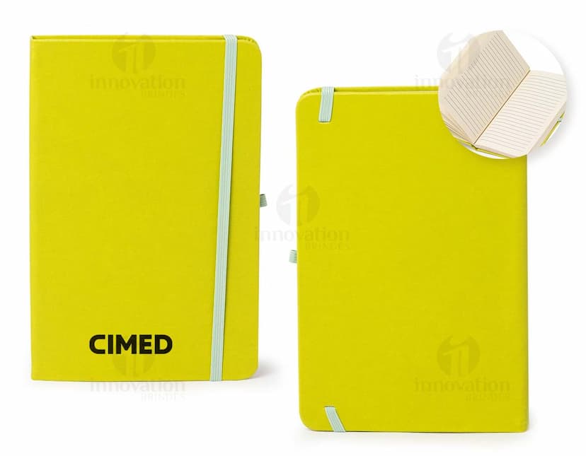 Caderneta de couro sintético vazia em um escritório amarelo, com espaço para inserir notas e documentos.