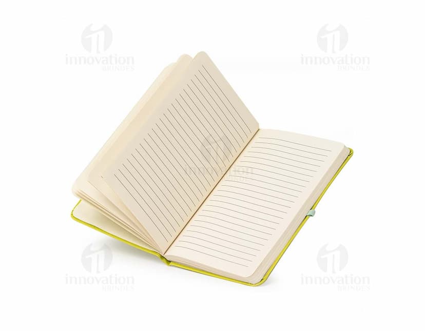 Caderneta de couro sintético vazia em um escritório amarelo, com espaço para inserir notas e documentos.