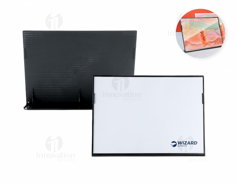 Expositor Porta Retrato A4 em 3D, vazio e aberto, adequado para exibir papel, documentos ou fotos. Ideal para uso em escritório, negócios ou em casa para transmitir mensagens e informações. Feito de plástico resistente, com design moderno e compacto.