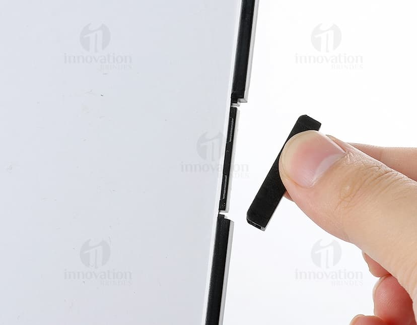 Expositor Porta Retrato A4 em 3D, vazio e aberto, adequado para exibir papel, documentos ou fotos. Ideal para uso em escritório, negócios ou em casa para transmitir mensagens e informações. Feito de plástico resistente, com design moderno e compacto.