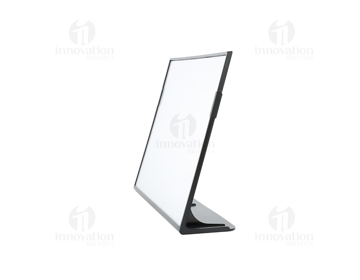 Expositor Porta Retrato A4 em 3D, vazio e aberto, adequado para exibir papel, documentos ou fotos. Ideal para uso em escritório, negócios ou em casa para transmitir mensagens e informações. Feito de plástico resistente, com design moderno e compacto.