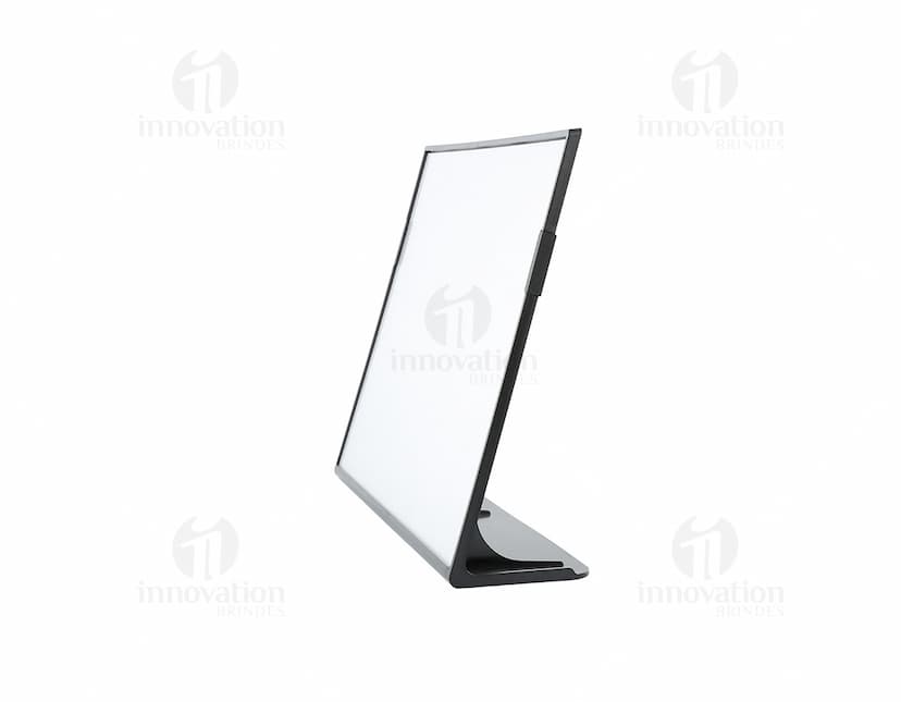 Expositor Porta Retrato A4 em 3D, vazio e aberto, adequado para exibir papel, documentos ou fotos. Ideal para uso em escritório, negócios ou em casa para transmitir mensagens e informações. Feito de plástico resistente, com design moderno e compacto.