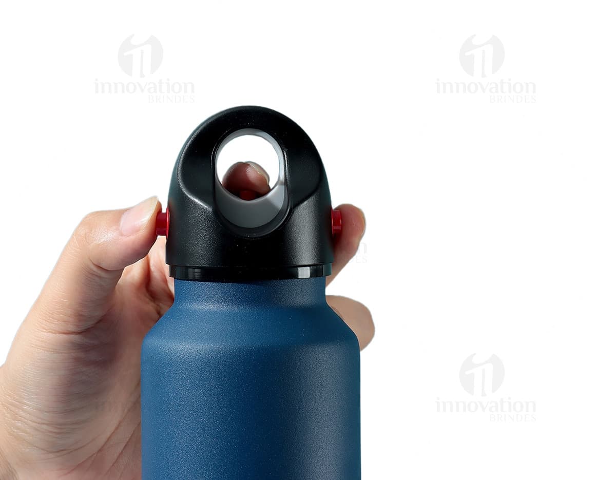 Garrafa térmica de 620ml, ideal para armazenar líquidos, como água, sucos ou chás. Feita de material resistente e transparente, com tampa para manter a bebida fresca e saudável por mais tempo. Perfeita para manter a hidratação em dia em qualquer lugar.