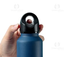Botella térmica de 620ml, ideal para almacenar líquidos como agua, jugos o tés. Fabricada con material resistente y