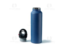 Botella térmica de 620ml, ideal para almacenar líquidos como agua, jugos o tés. Fabricada con material resistente y