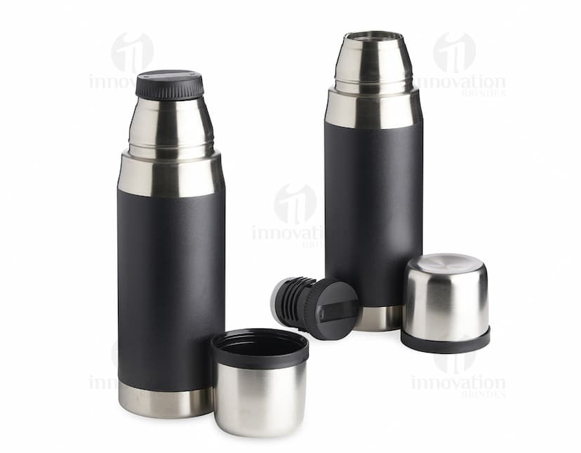 Garrafa térmica de 500ml em aço inoxidável preto e prateado, com design elegante e brilhante. Ideal para manter líquidos quentes ou frios por horas, perfeito para viagens, trabalho ou academia. Toiletry bottle de alta qualidade, resistente e fácil de limpar.