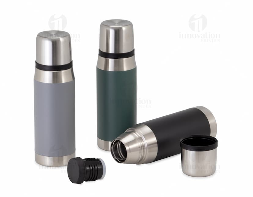 Garrafa térmica de 500ml em aço inoxidável preto e prateado, com design elegante e brilhante. Ideal para manter líquidos quentes ou frios por horas, perfeito para viagens, trabalho ou academia. Toiletry bottle de alta qualidade, resistente e fácil de limpar.