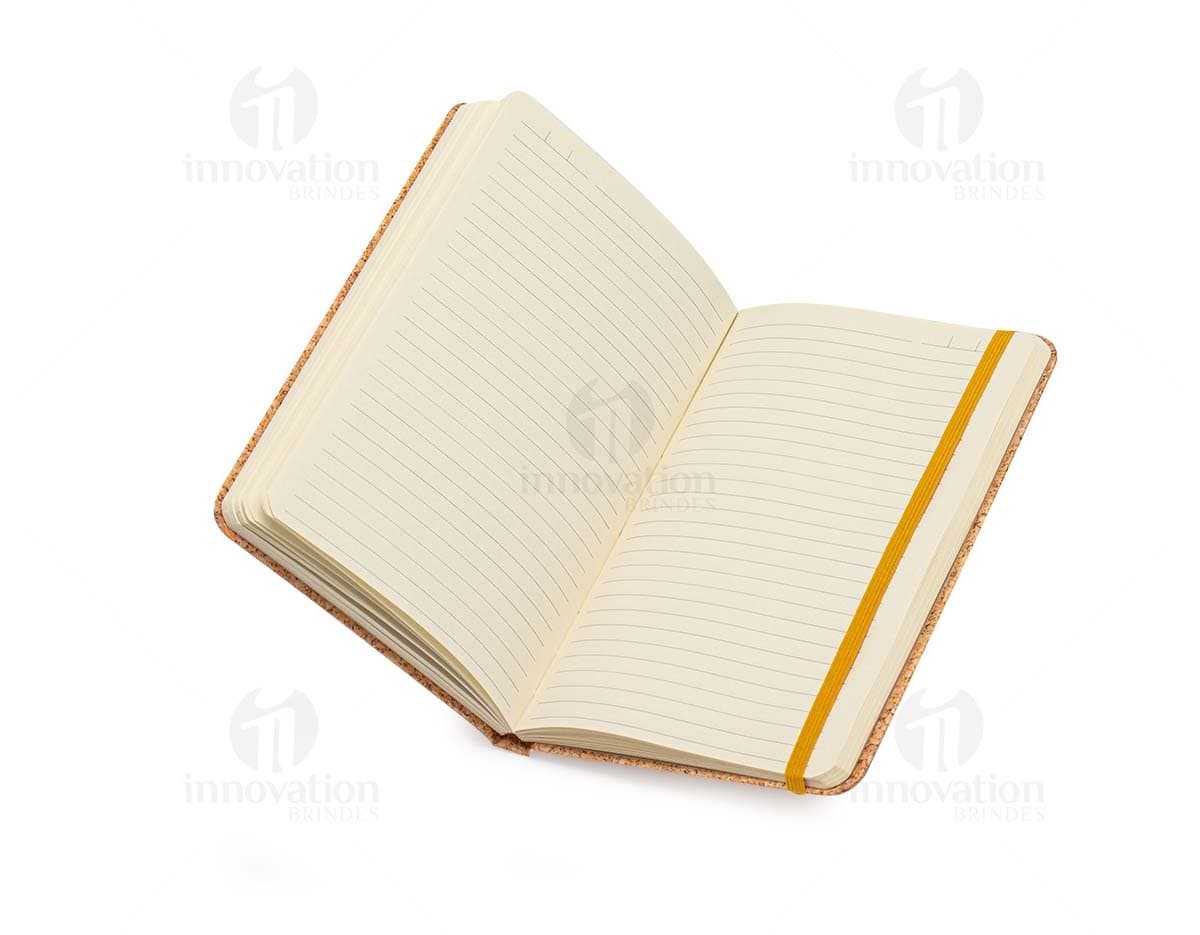 Caderneta couchê antiga de papel marrom envelhecido, textura áspera e manchada, vazia, com aspecto vintage e sujo. Páginas amareladas e desgastadas, remetendo a um material isolante e de construção.