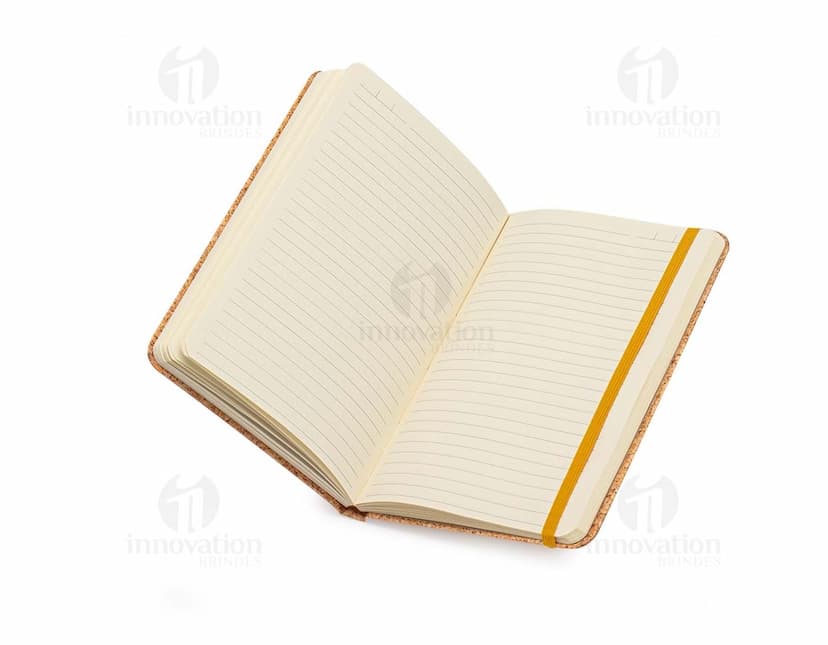 Caderneta couchê antiga de papel marrom envelhecido, textura áspera e manchada, vazia, com aspecto vintage e sujo. Páginas amareladas e desgastadas, remetendo a um material isolante e de construção.