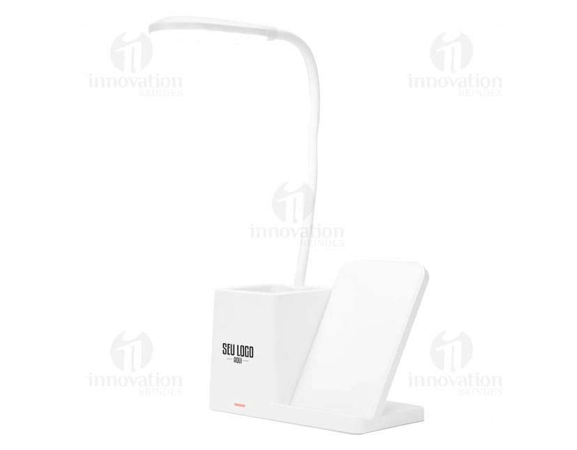 Luminária LED Multifuncional: Imagem de papel em branco, com design vazio de escritório contendo elementos gráficos como ícones, símbolos e espaço em branco para escrever mensagens ou notas. A imagem inclui objetos de escrita como notebook, envelope, post it, cartão e etiqueta, com um estilo moderno e educativo. Cores predominantes são o rosa, prateado e metalizado, com reflexos brilhantes.