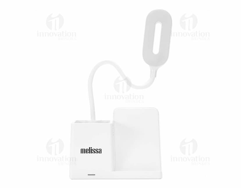Luminária LED Multifuncional: Imagem de papel em branco, com design vazio de escritório contendo elementos gráficos como ícones, símbolos e espaço em branco para escrever mensagens ou notas. A imagem inclui objetos de escrita como notebook, envelope, post it, cartão e etiqueta, com um estilo moderno e educativo. Cores predominantes são o rosa, prateado e metalizado, com reflexos brilhantes.
