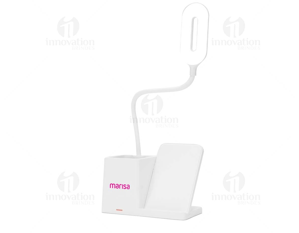 Luminária LED Multifuncional: Imagem de papel em branco, com design vazio de escritório contendo elementos gráficos como ícones, símbolos e espaço em branco para escrever mensagens ou notas. A imagem inclui objetos de escrita como notebook, envelope, post it, cartão e etiqueta, com um estilo moderno e educativo. Cores predominantes são o rosa, prateado e metalizado, com reflexos brilhantes.