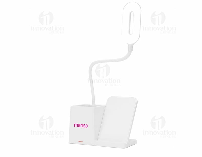Luminária LED Multifuncional: Imagem de papel em branco, com design vazio de escritório contendo elementos gráficos como ícones, símbolos e espaço em branco para escrever mensagens ou notas. A imagem inclui objetos de escrita como notebook, envelope, post it, cartão e etiqueta, com um estilo moderno e educativo. Cores predominantes são o rosa, prateado e metalizado, com reflexos brilhantes.