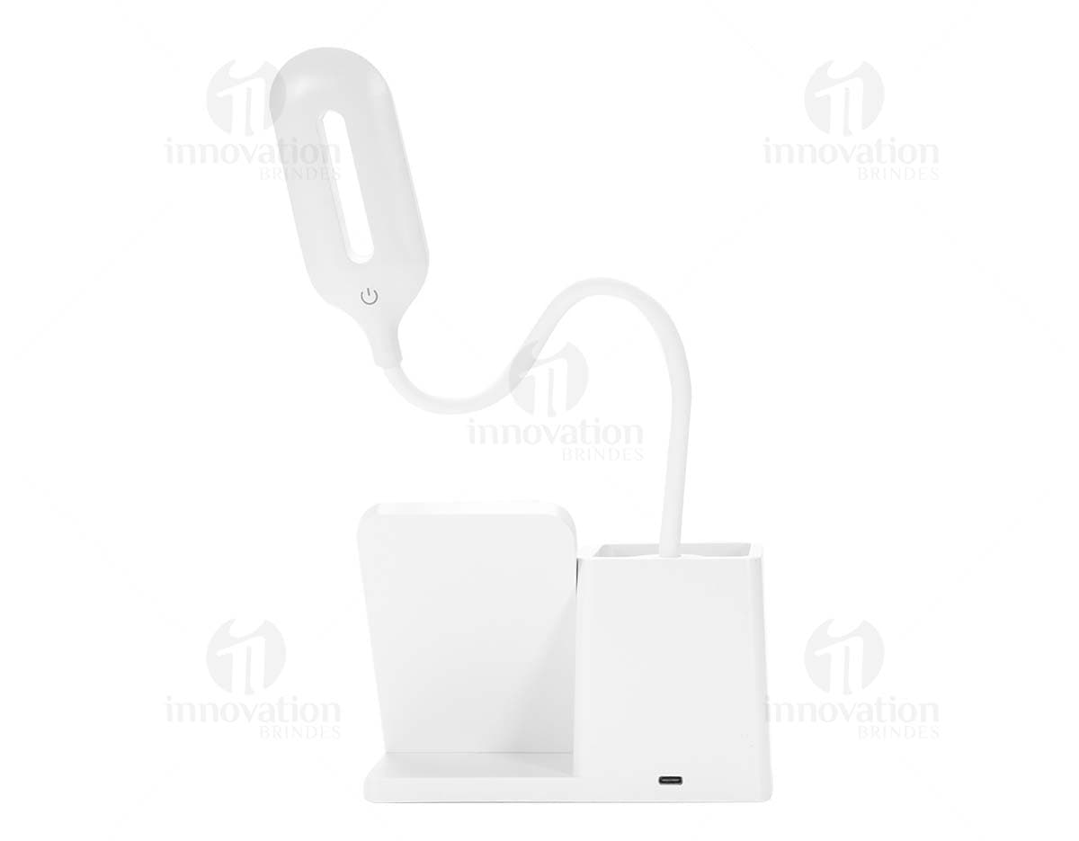 Luminária LED Multifuncional: Imagem de papel em branco, com design vazio de escritório contendo elementos gráficos como ícones, símbolos e espaço em branco para escrever mensagens ou notas. A imagem inclui objetos de escrita como notebook, envelope, post it, cartão e etiqueta, com um estilo moderno e educativo. Cores predominantes são o rosa, prateado e metalizado, com reflexos brilhantes.