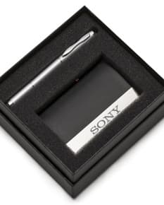 Kit Executivo 2 Peças em tecnologia avançada e design moderno. Equipamento eletrônico portátil e multifuncional com tela digital, teclado, notebook e celular. Ideal para uso empresarial, com botões de fácil acesso e conexão wireless. Compartimento para armazenamento seguro e organizado.