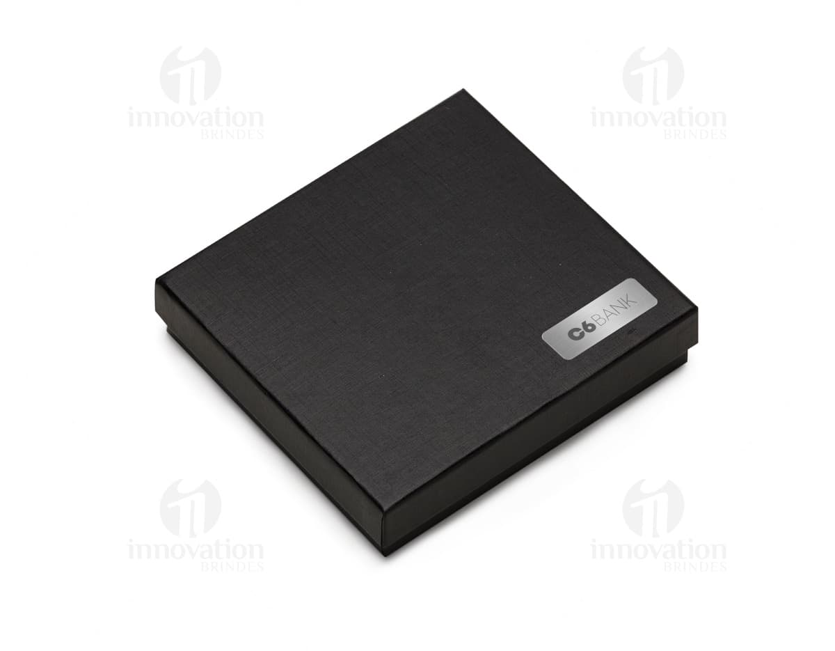 Kit Executivo 2 Peças em tecnologia avançada e design moderno. Equipamento eletrônico portátil e multifuncional com tela digital, teclado, notebook e celular. Ideal para uso empresarial, com botões de fácil acesso e conexão wireless. Compartimento para armazenamento seguro e organizado.