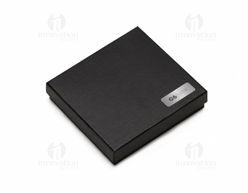 Kit Executivo 2 Peças em tecnologia avançada e design moderno. Equipamento eletrônico portátil e multifuncional com tela digital, teclado, notebook e celular. Ideal para uso empresarial, com botões de fácil acesso e conexão wireless. Compartimento para armazenamento seguro e organizado.