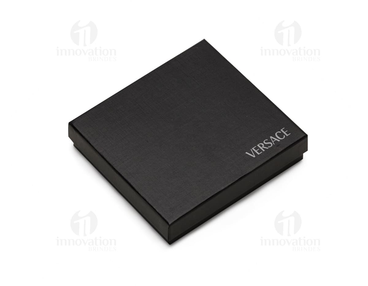 Kit Executivo 2 Peças em tecnologia avançada e design moderno. Equipamento eletrônico portátil e multifuncional com tela digital, teclado, notebook e celular. Ideal para uso empresarial, com botões de fácil acesso e conexão wireless. Compartimento para armazenamento seguro e organizado.