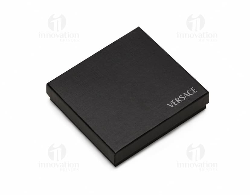 Kit Executivo 2 Peças em tecnologia avançada e design moderno. Equipamento eletrônico portátil e multifuncional com tela digital, teclado, notebook e celular. Ideal para uso empresarial, com botões de fácil acesso e conexão wireless. Compartimento para armazenamento seguro e organizado.