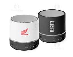 Enceinte en ABS recyclé empilée dans un récipient en métal, avec des CD, des filtres à huile et d'autres objets.