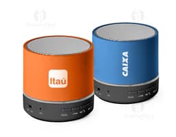 Enceinte en ABS recyclé empilée dans un récipient en métal, avec des CD, des filtres à huile et d'autres objets.