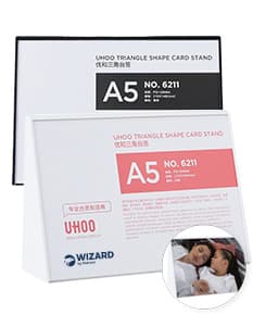 Expositor porta retrato A5 para web sites, templates e cartões de negócio. Ideal para exibir fotos ou cartões em papel em design moderno e criativo. Pode ser utilizado como banner, ícone ou elemento gráfico em escritórios. Perfeito para layout de envelope, sinalização corporativa ou identidade visual. Ótima opção para apresentações, documentos ou brochuras impressas. Compatível com sites de comércio eletrônico e campanhas de marketing. Disponível em preto e laranja, com padrão de listras e textura elegante.
