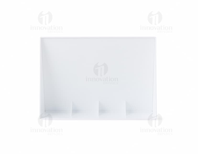 Expositor porta retrato A5 para web sites, templates e cartões de negócio. Ideal para exibir fotos ou cartões em papel em design moderno e criativo. Pode ser utilizado como banner, ícone ou elemento gráfico em escritórios. Perfeito para layout de envelope, sinalização corporativa ou identidade visual. Ótima opção para apresentações, documentos ou brochuras impressas. Compatível com sites de comércio eletrônico e campanhas de marketing. Disponível em preto e laranja, com padrão de listras e textura elegante.