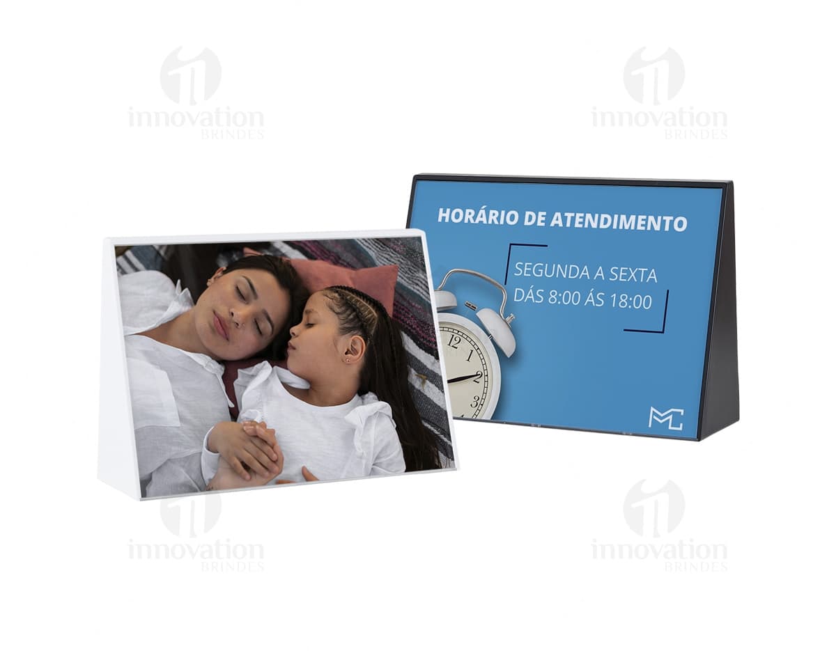 Expositor porta retrato A5 para web sites, templates e cartões de negócio. Ideal para exibir fotos ou cartões em papel em design moderno e criativo. Pode ser utilizado como banner, ícone ou elemento gráfico em escritórios. Perfeito para layout de envelope, sinalização corporativa ou identidade visual. Ótima opção para apresentações, documentos ou brochuras impressas. Compatível com sites de comércio eletrônico e campanhas de marketing. Disponível em preto e laranja, com padrão de listras e textura elegante.
