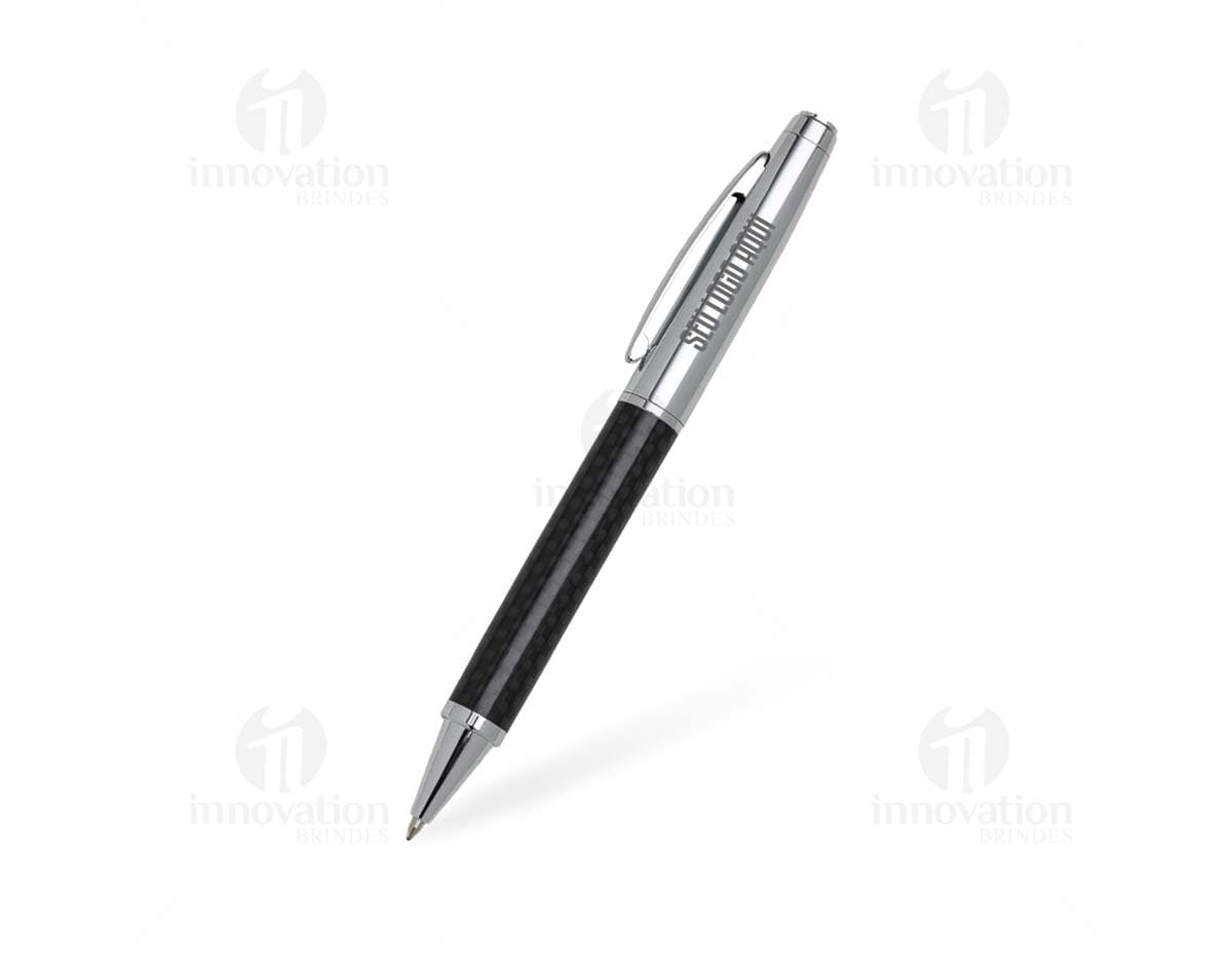 Caneta Metal prateada sobre um papel branco, utilizada para escrever e assinar documentos.