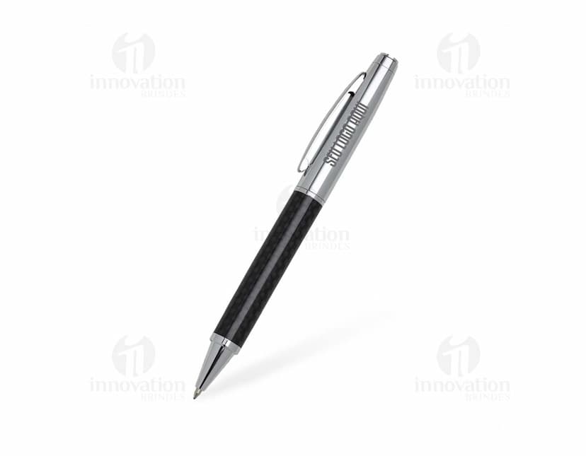 Caneta Metal prateada sobre um papel branco, utilizada para escrever e assinar documentos.