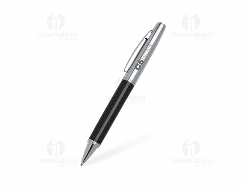 Caneta Metal prateada sobre um papel branco, utilizada para escrever e assinar documentos.