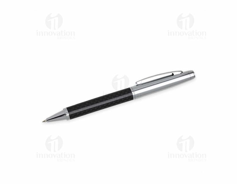 Caneta Metal prateada sobre um papel branco, utilizada para escrever e assinar documentos.