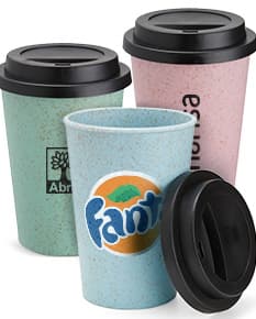 Copo de fibra de arroz de 450ml em cor marrom, feito de material sustentável. O copo está vazio e sobre uma mesa brilhante, com reflexo visível na superfície. O design é moderno e resistente, ideal para bebidas quentes ou frias.