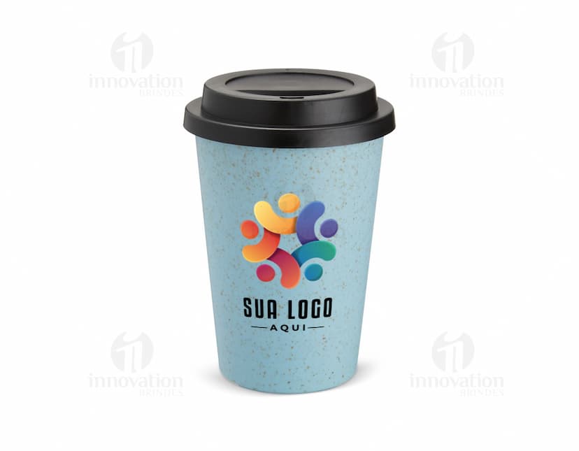 Copo de fibra de arroz de 450ml em cor marrom, feito de material sustentável. O copo está vazio e sobre uma mesa brilhante, com reflexo visível na superfície. O design é moderno e resistente, ideal para bebidas quentes ou frias.