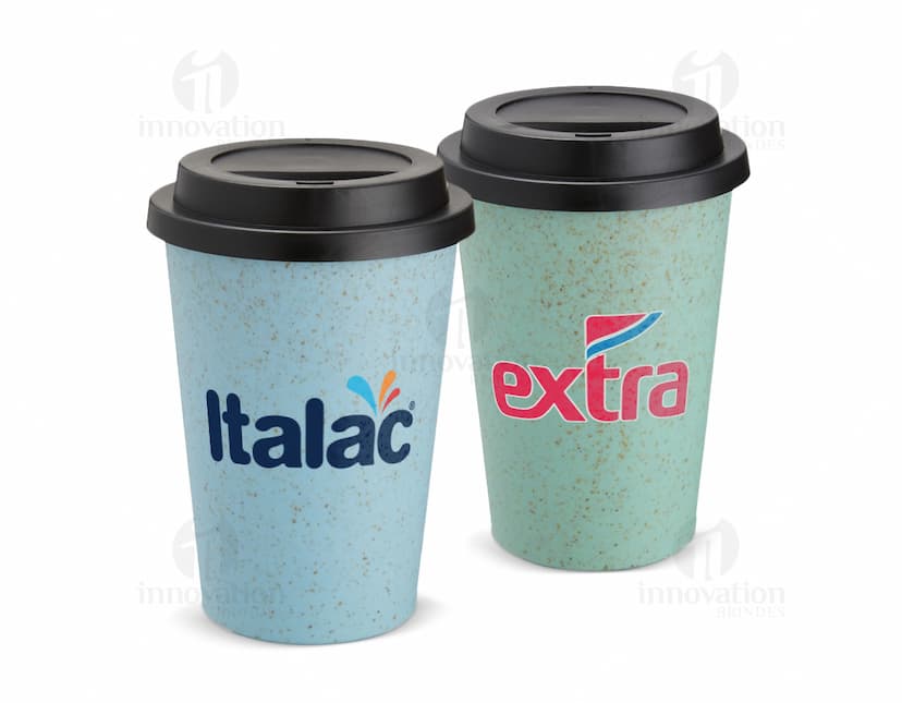 Copo de fibra de arroz de 450ml em cor marrom, feito de material sustentável. O copo está vazio e sobre uma mesa brilhante, com reflexo visível na superfície. O design é moderno e resistente, ideal para bebidas quentes ou frias.