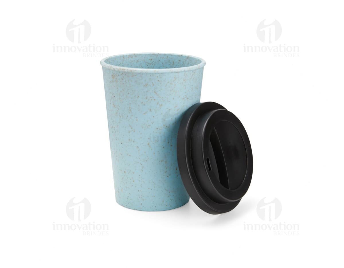Copo de fibra de arroz de 450ml em cor marrom, feito de material sustentável. O copo está vazio e sobre uma mesa brilhante, com reflexo visível na superfície. O design é moderno e resistente, ideal para bebidas quentes ou frias.