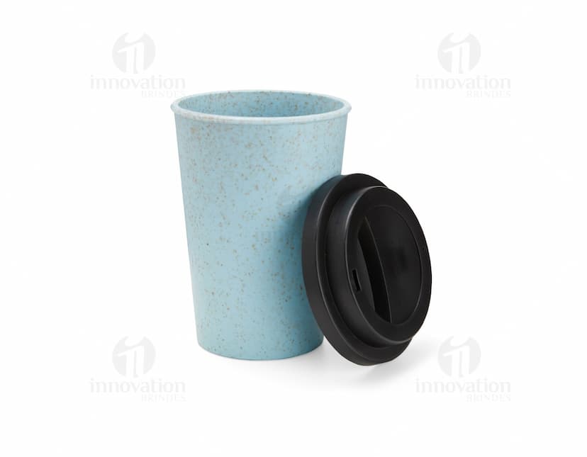 Copo de fibra de arroz de 450ml em cor marrom, feito de material sustentável. O copo está vazio e sobre uma mesa brilhante, com reflexo visível na superfície. O design é moderno e resistente, ideal para bebidas quentes ou frias.