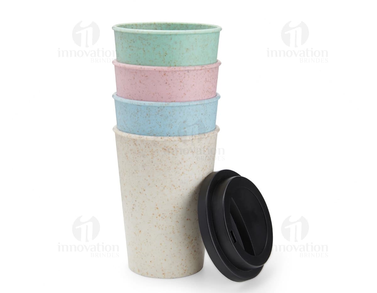 Copo de fibra de arroz de 450ml em cor marrom, feito de material sustentável. O copo está vazio e sobre uma mesa brilhante, com reflexo visível na superfície. O design é moderno e resistente, ideal para bebidas quentes ou frias.