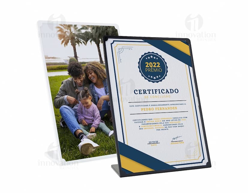 Expositor Porta Retrato A4 para web site template de negócios, moderno e criativo. Perfeito para design de cartão de visita. Elemento gráfico clean com layout blank para banner e identidade corporativa. Icon de envelope de comunicação para site de empresa com menu de navegação. Arte original em formato de quadro vintage com ornamento e número do ano. Tecnologia digital para exibir fotos de forma elegante e sofisticada.
