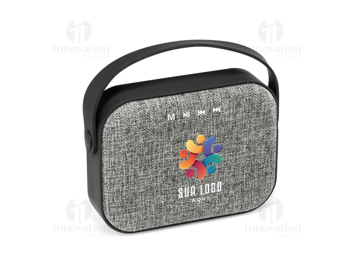 Caixa de som portátil TED em couro marrom e metal preto, elegante e moderna, com alça e zíper. Ideal para viagens e armazenamento de acessórios.