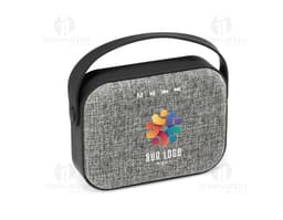 Caixa de som portátil TED em couro marrom e metal preto, elegante e moderna, com alça e zíper. Ideal para viagens e