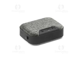 Caixa de som portátil TED em couro marrom e metal preto, elegante e moderna, com alça e zíper. Ideal para viagens e